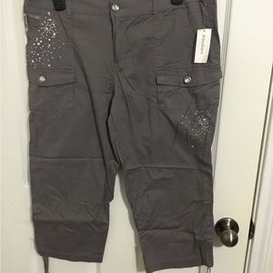 Roz and Ali capri grey capris.